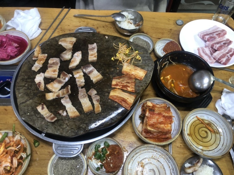  돌판위에 고기를 구워주는 고깃집! 전남대 전대 맛집 고향회관 (용봉동  자연석 돌판구이집)