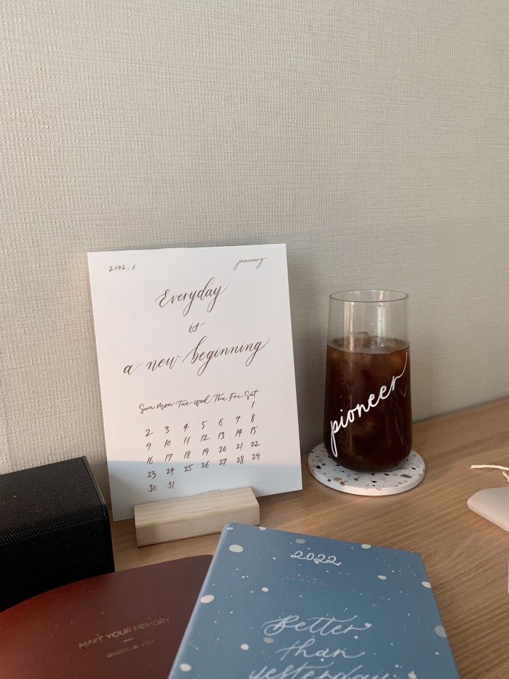 2022 탁상달력 예쁜 캘리그라피가 있는 탁상 캘린더 by 으나나 스튜디오 2022 탁상달력 예쁜 캘리그라피가 있는 탁상 캘린더 by 으나나 스튜디오