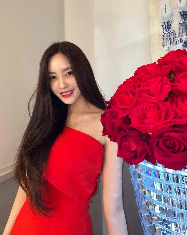 티아라 효민, 축구 국가대표 황의조와 열애 중 "지난 달 스위스 여행" 티아라 효민, 축구 국가대표 황의조와 열애 중 "지난 달 스위스 여행"