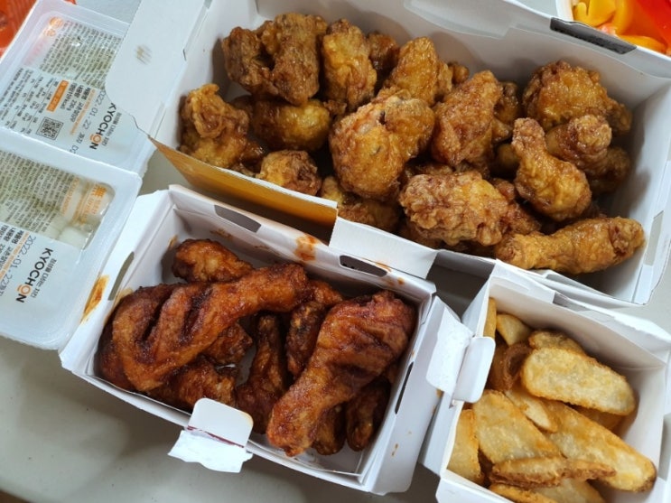  교촌 레드콤보 1/2+ 허니오리웨지감자 세트는 한마리반이었습니다