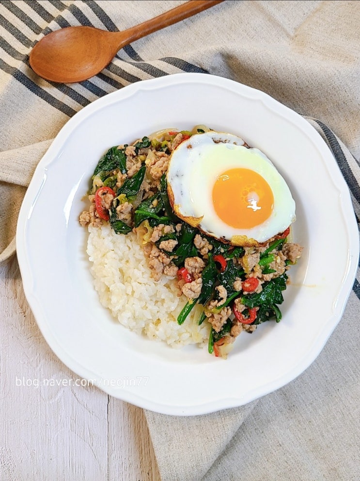 시금치 돼지고기덮밥 감칠맛 좋은 태국식 시금치덮밥 돼지다짐육 한그릇 요리