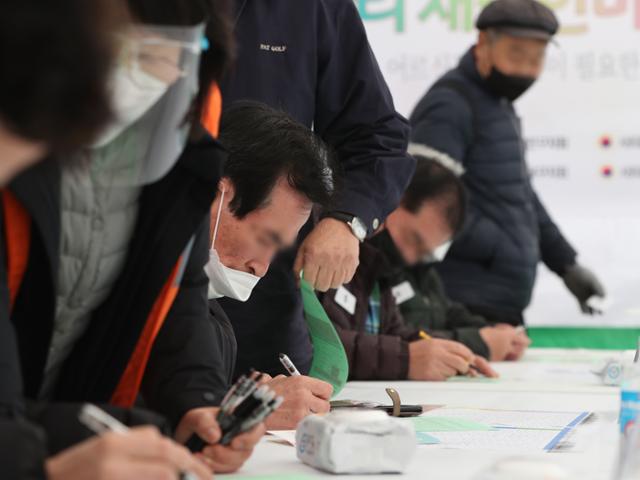 생산인구 1%p 줄면 성장률 0.4%p 하락… "고령자 경제 참여율 높여야" 생산인구 1%p 줄면 성장률 0.4%p 하락… "고령자 경제 참여율 높여야"