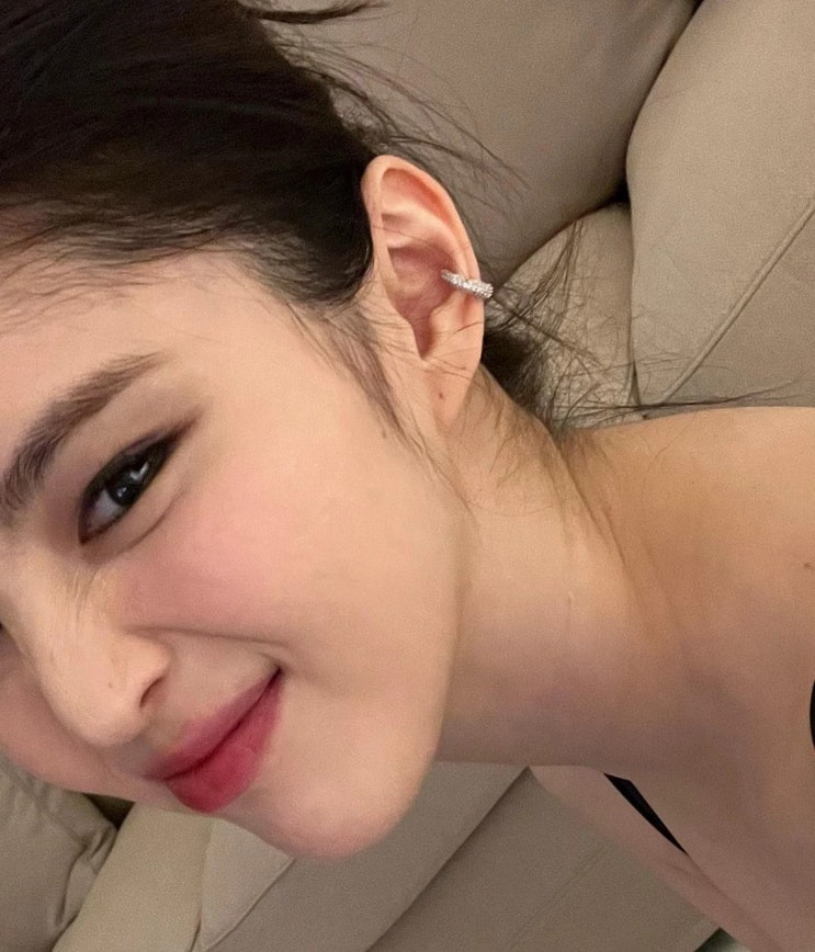 배우 한소희, 민소매 상의 입고 은근한 섹시미 뽐내...볼륨감 있는 몸매 과시 배우 한소희, 민소매 상의 입고 은근한 섹시미 뽐내...볼륨감 있는 몸매 과시