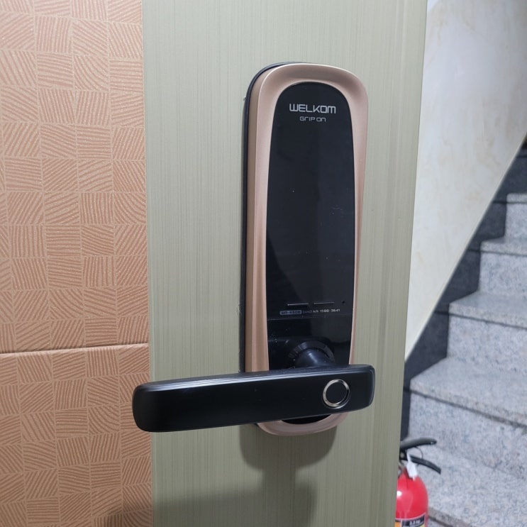  가성비 좋은 지문인식 도어락으로 교체 했습니다.