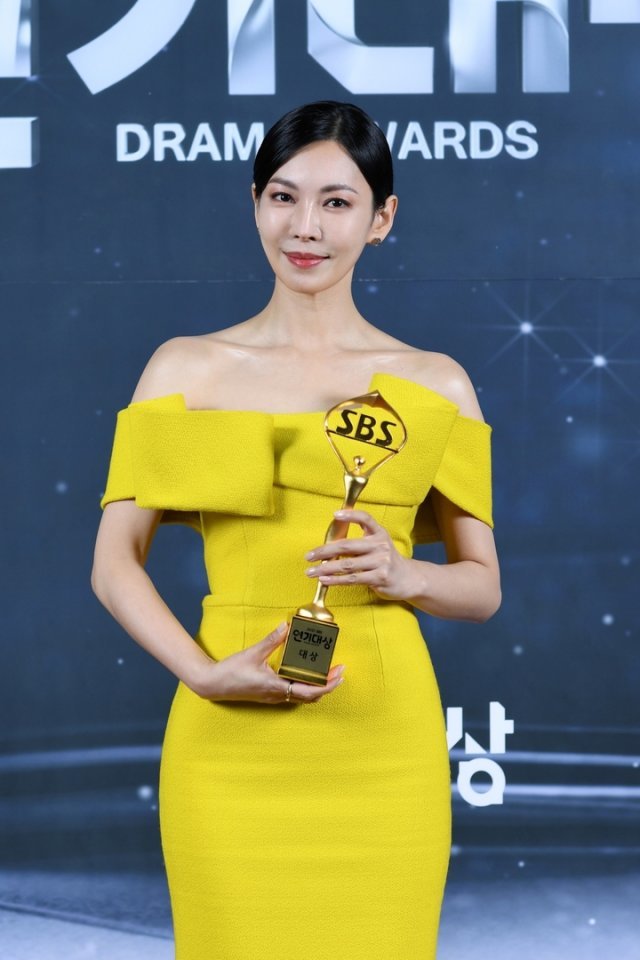 데뷔한 방송국에서 대상 탄 배우 김소연 데뷔한 방송국에서 대상 탄 배우 김소연