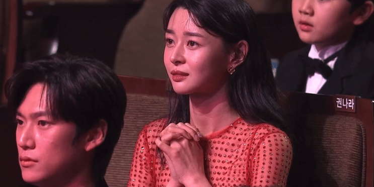  프라우드먼 축하공연 보는 배우들 리액션