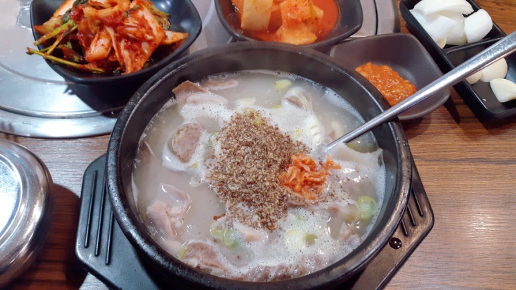 서울시청역 무교동 동원집에서 2022년 첫 순대국을 먹었다. 서울시청역 무교동 동원집에서 2022년 첫 순대국을 먹었다.