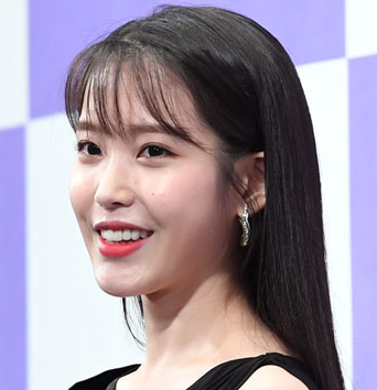  아이유가 팬차별?또 논란일으킨 그 커뮤니티는 도대체 어디?