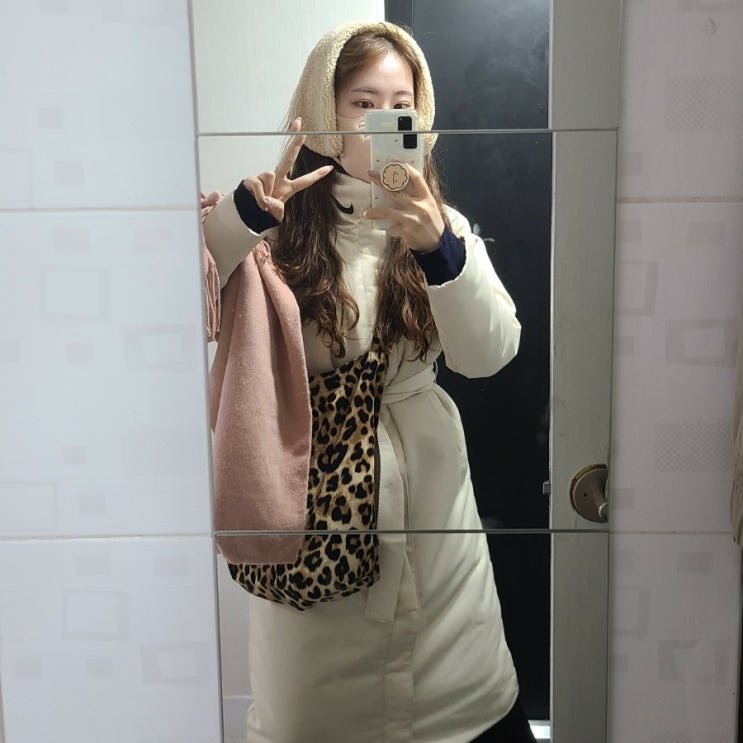  교복처럼 입고있는 이해리 나이키 패딩 코트 cu5848-140