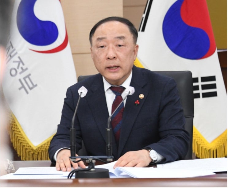  홍남기 “주택매매시장, 하향 안정세로 전환에 가속도”