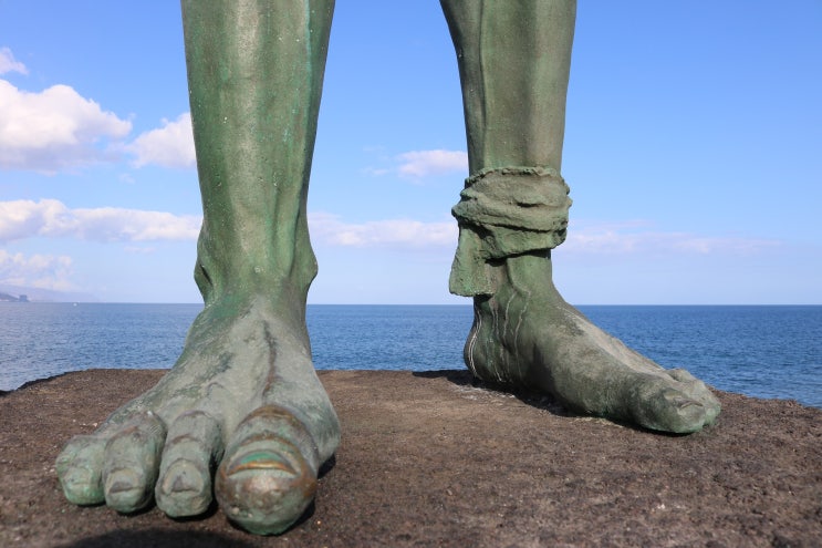  Dead on one's feet vs On one's feet - 뜻 한방에 이미지로 기억하기  녹초가 되다. 매우 피로하다. vs 일어서서, 병이 다 나아서, 자립하여 왜일까?