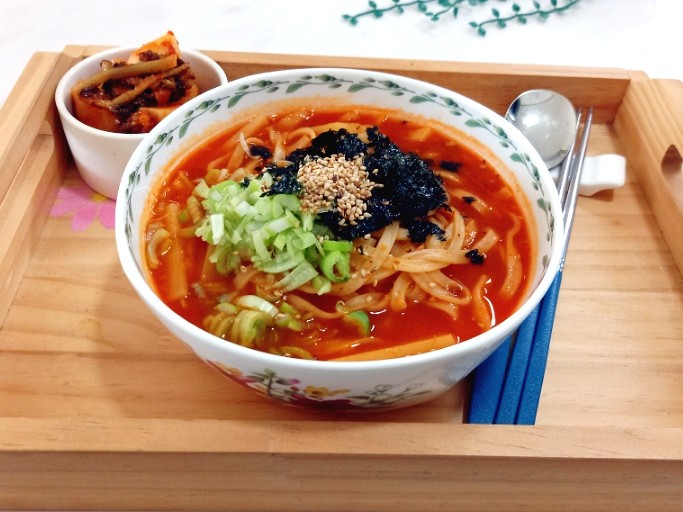  고추장칼국수 끓이는 법 얼큰한 국물이 좋은 면요리