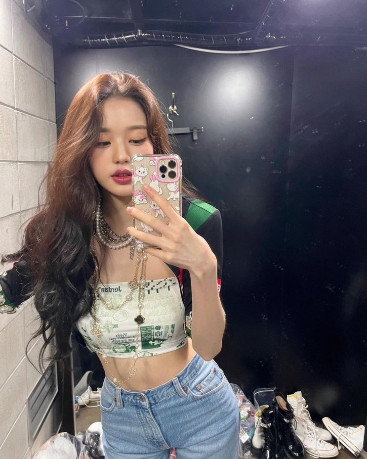 아이브 장원영, 크롭티에 청바지 입고 군살 하나 없는 허리 라인 뽐내 아이브 장원영, 크롭티에 청바지 입고 군살 하나 없는 허리 라인 뽐내