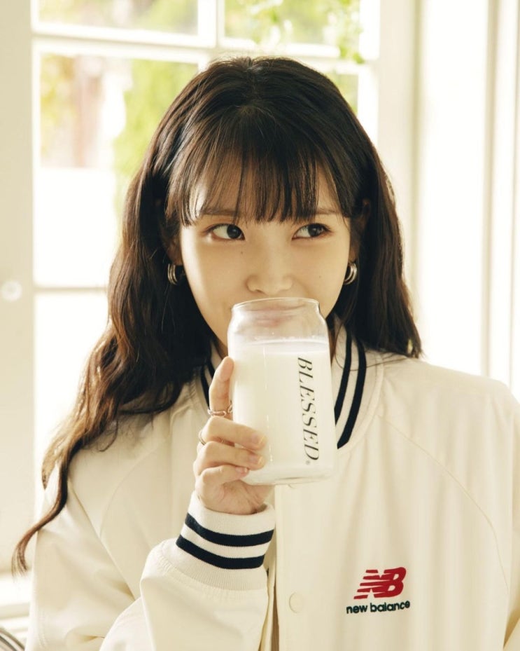 아이유, 따뜻한 햇살 아래 자신만의 삶을 나만의 방식으로 비주얼 과시 화보 아이유, 따뜻한 햇살 아래 자신만의 삶을 나만의 방식으로 비주얼 과시 화보