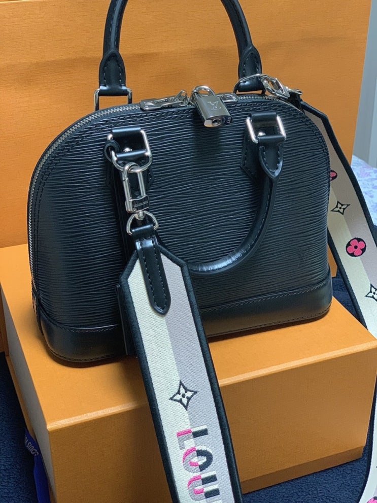  첫 명품백 추천 : 루이비통 알마 BB 에피 스트랩 (M59217)