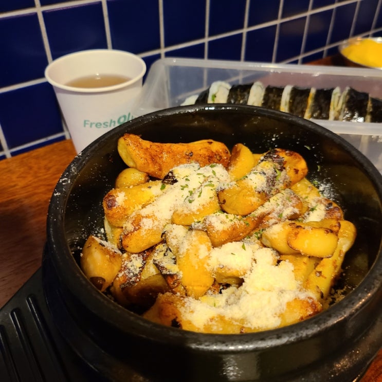  마늘 기름 떡볶이가 맛있는 홍대 그동네떡볶이