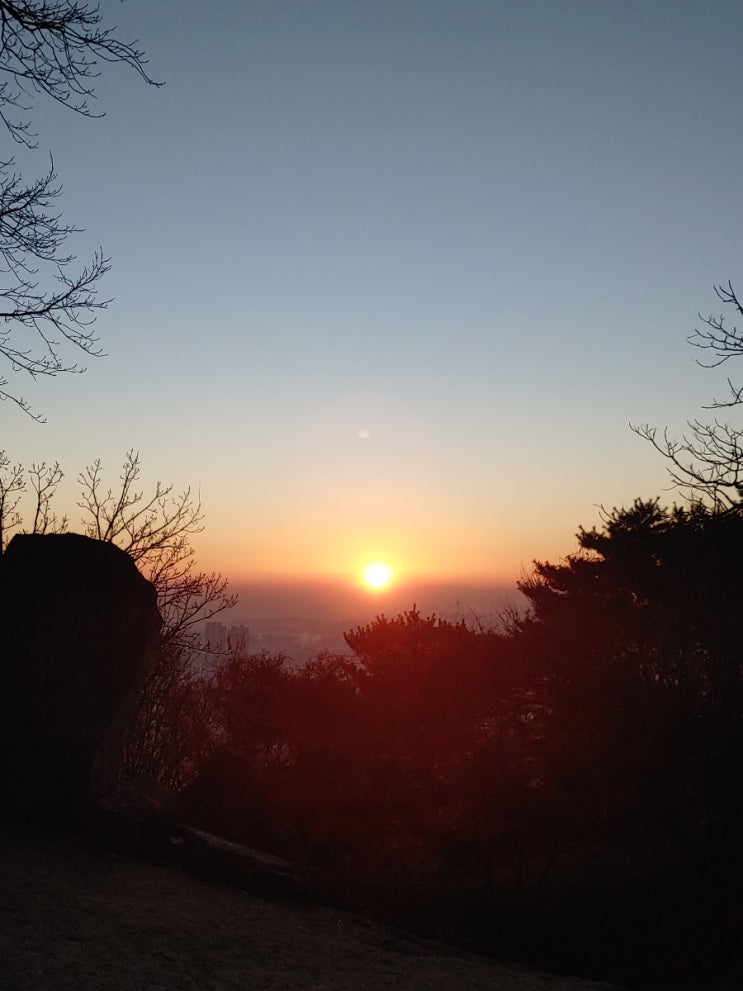 오늘아침 설봉산(칼바위/성화봉)에서 본 해돋이 오늘아침 설봉산(칼바위/성화봉)에서 본 해돋이