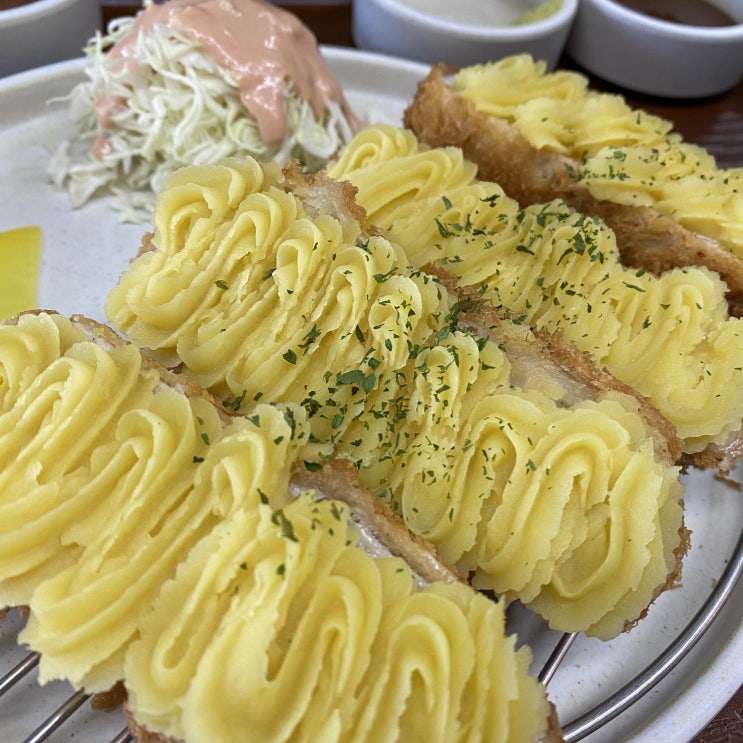  서면 삼정타워에 있는 다양한 종류의 우성돈까스