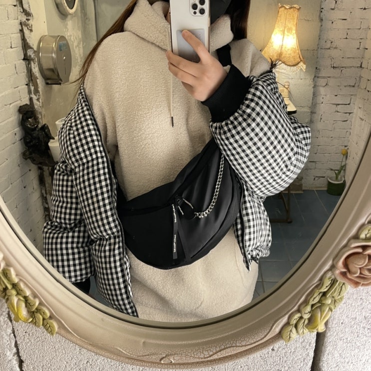 럭키마르쉐 체인 디테일 캐주얼 슬링백 Lucky Marche Chain Detail Casual Sling Bag QXBAX21100BKX 유니크하고 힙한 크로스백 추천