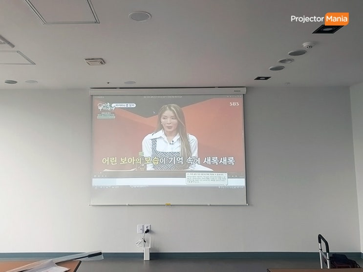  치과병원에 밝기 5000안시 DU857 설치사례! 화이트 인테리어의 어울리는 이질감 없는 디자인!!