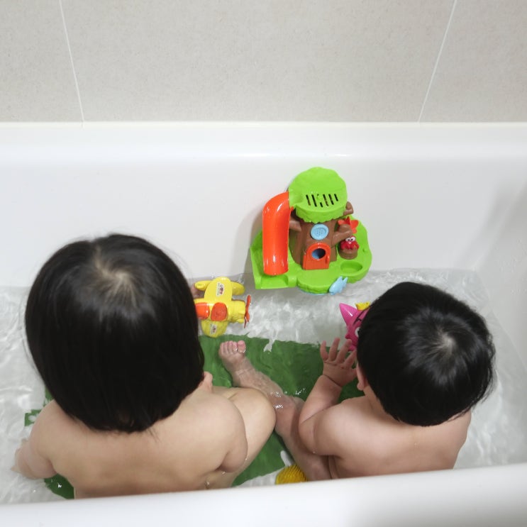  아기 물놀이 장난감 친환경 제품으로 벽에 붙여서 놀아요