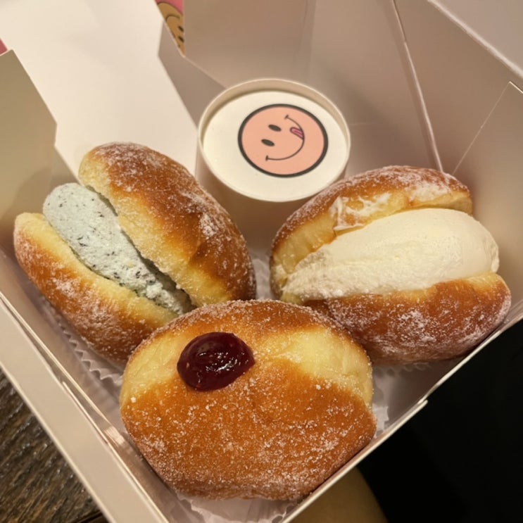  카페 노티드 한남(우유생크림도넛, 베리머치도넛, 민트초코도넛)