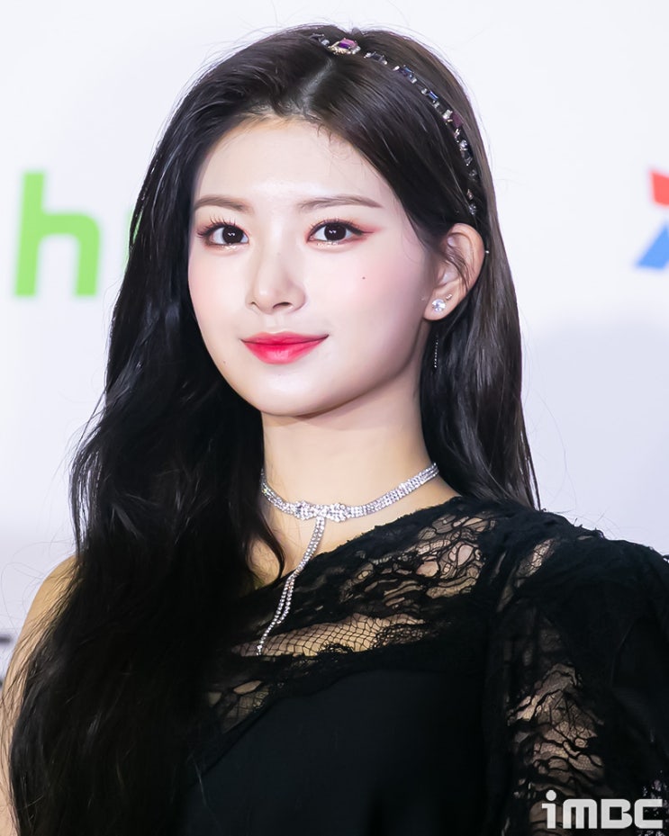 에버글로우 중국인 멤버 왕이런, 큰절 하는 멤버들 사이 혼자 '중국식 인사' 상반된 반응 에버글로우 중국인 멤버 왕이런, 큰절 하는 멤버들 사이 혼자 '중국식 인사' 상반된 반응