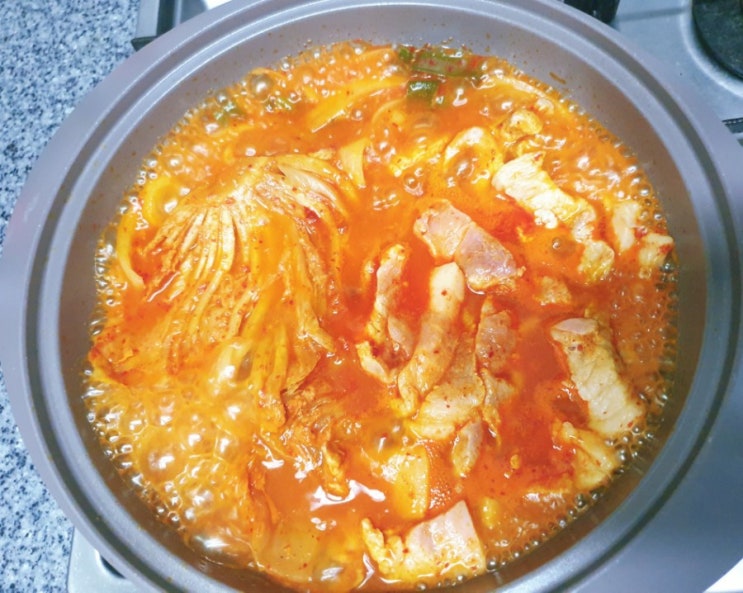 밀키트사랑 담꾹_묵은지 김치찜 3인분 -  고기 듬뿍 JMT, 밥에 싸먹을 때 가장 맛난 김치찜