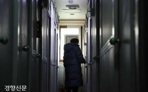 스무살 청년은 상가 화장실에서 잠을 청했다 스무살 청년은 상가 화장실에서 잠을 청했다