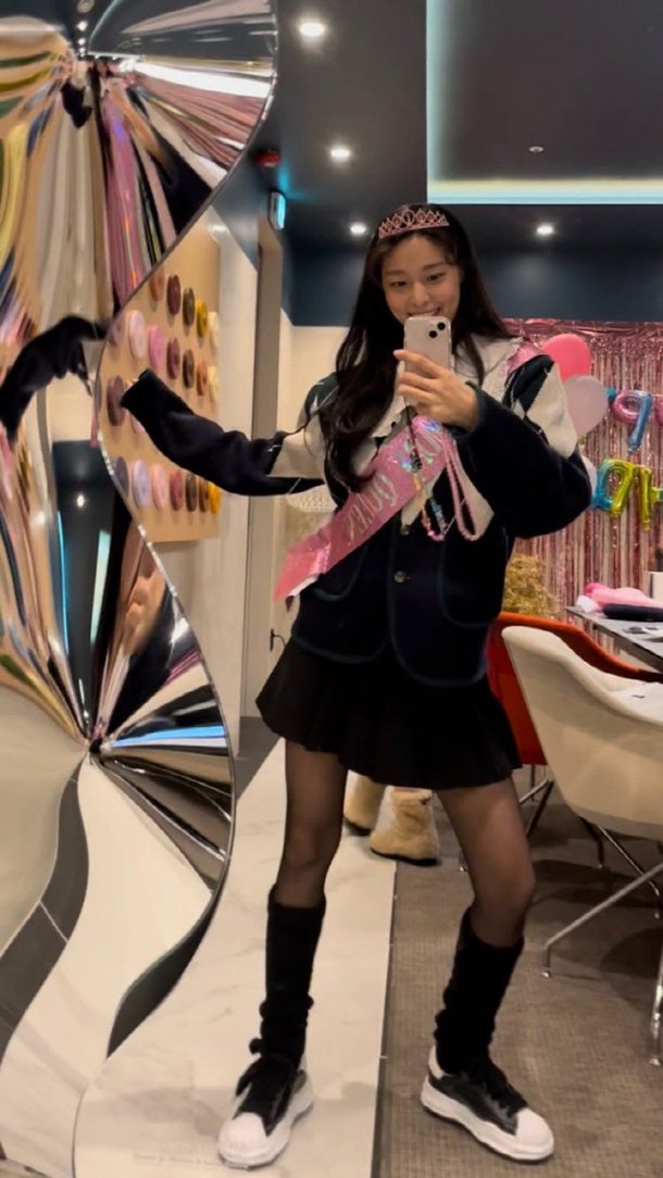 AOA 설현, 티아라를 쓰고 생일잔치 예쁨 가득한 미모가 선물이네 AOA 설현, 티아라를 쓰고 생일잔치 예쁨 가득한 미모가 선물이네