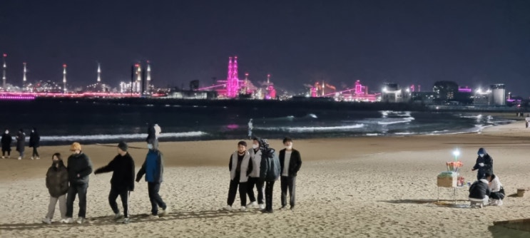  영업시간제한으로 영일대 해수욕장 노상 벤치에서~