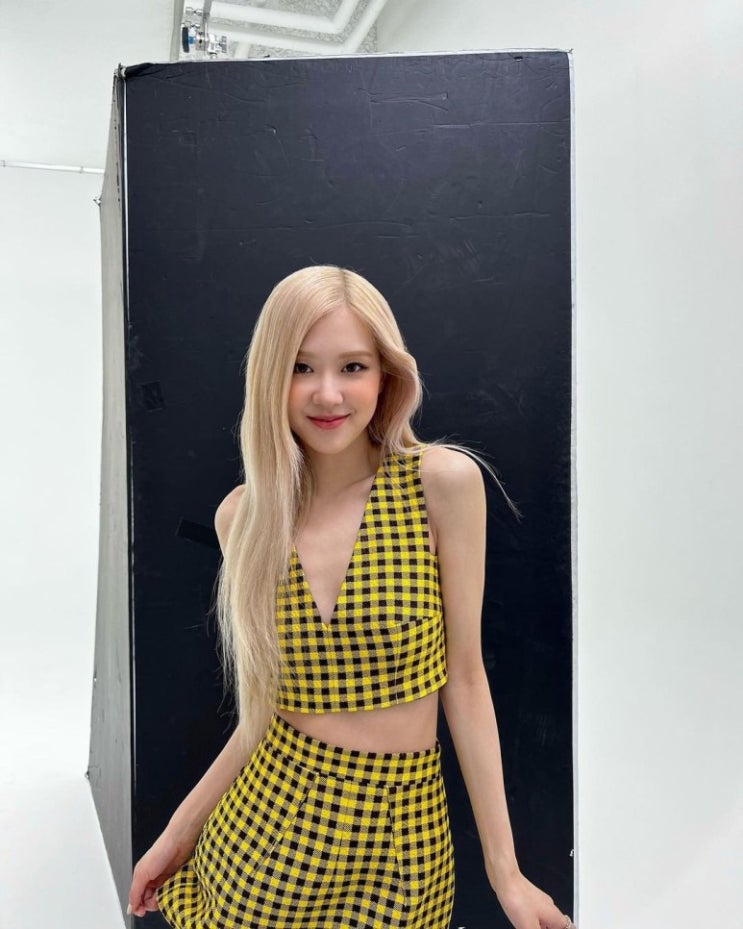 블랙핑크 로제, 크롭톱 입고 탄탄한 복근을 뽐낸 한줌 허리 소녀미(美) 블랙핑크 로제, 크롭톱 입고 탄탄한 복근을 뽐낸 한줌 허리 소녀미(美)