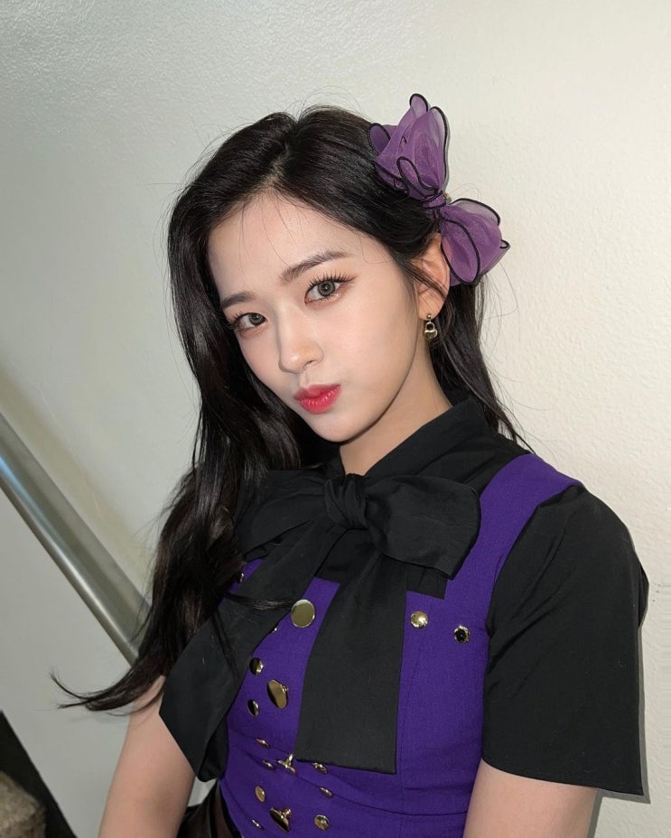 아이브 멤버 안유진, 긴 생머리 늘어뜨려 세련된 분위기 여기에 헌팅캡 아이브 멤버 안유진, 긴 생머리 늘어뜨려 세련된 분위기 여기에 헌팅캡