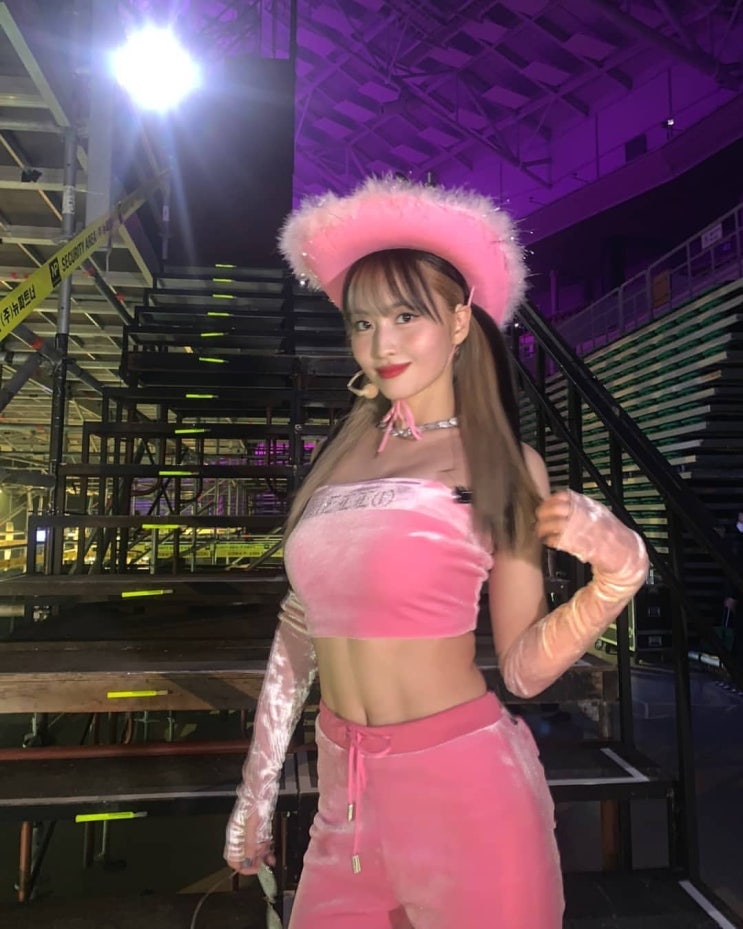 트와이스 모모, 크롭톱 입고 잘룩한 개미허리 선명한 복근 뽐내 "팬들도 깜놀" 트와이스 모모, 크롭톱 입고 잘룩한 개미허리 선명한 복근 뽐내 "팬들도 깜놀"