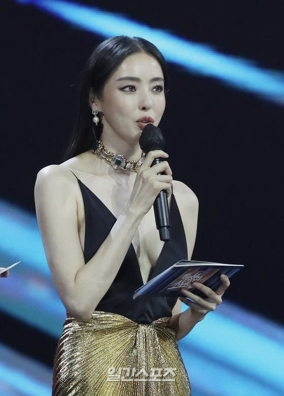 배우 이다희, '골든디스크' 시상식서 '파격' 금빛 드레스로 시선 사로 잡아 배우 이다희, '골든디스크' 시상식서 '파격' 금빛 드레스로 시선 사로 잡아