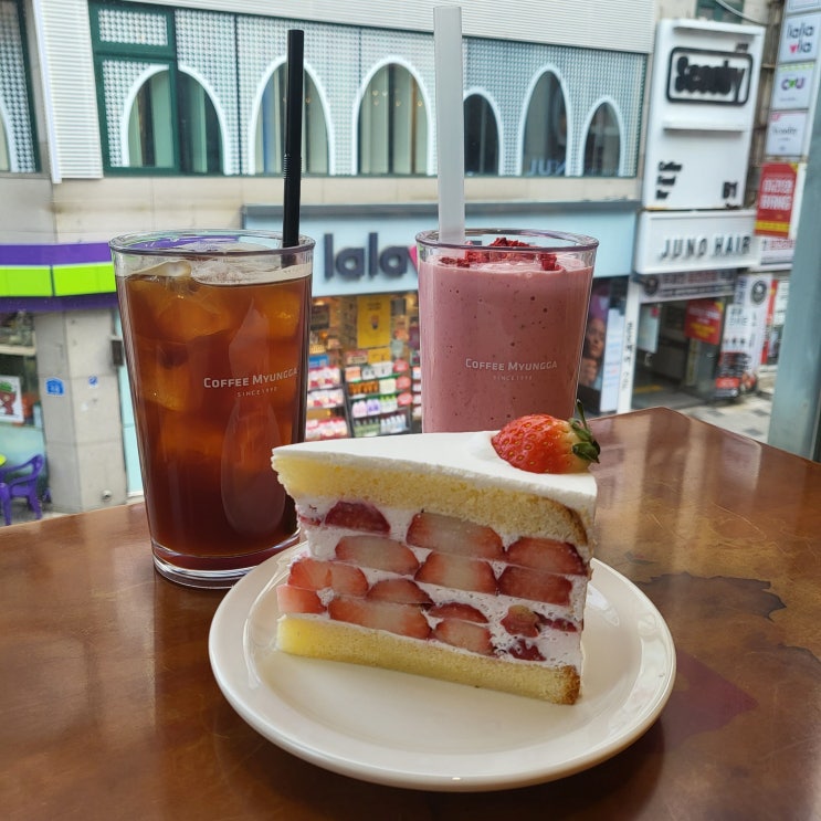  울산 삼산 카페 : 겨울이면 꼭 먹어야 되는 딸기 케이크 맛집 커피명가