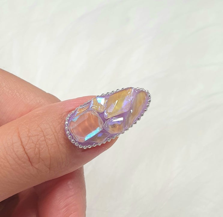  오묘하고 신비로운 보석네일 입니다^^