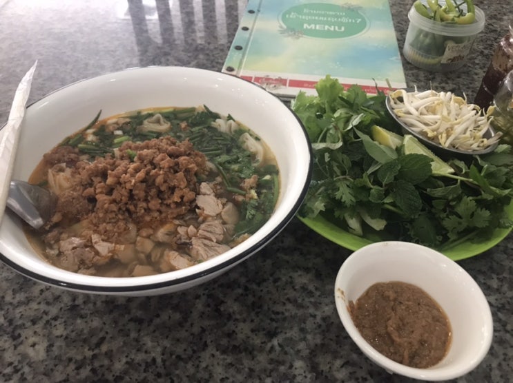  비엔티안 붐비는 현지인들 분명 맛집임을 확신하다 진한 육수의 카오소이