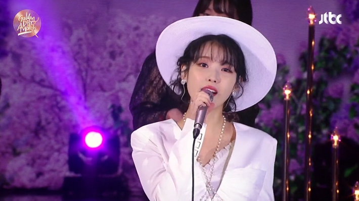 '셀러브리티' 아이유, 골든디스크 음원 대상 "덕분에 20대를 잘 닫은 느낌" '셀러브리티' 아이유, 골든디스크 음원 대상 "덕분에 20대를 잘 닫은 느낌"