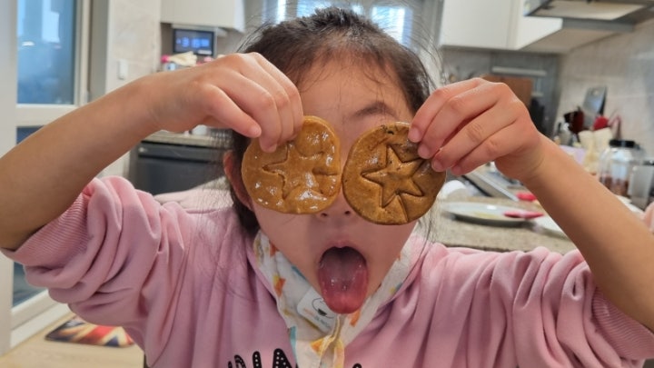 아이와 함께 베이킹파우더로 오징어게임 달고나만들기 도전해봤어요 아이와 함께 베이킹파우더로 오징어게임 달고나만들기 도전해봤어요