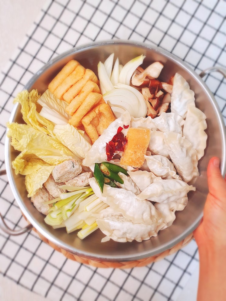  만두전골 레시피 고기없이 유부로 풍성한 맛 꿀팁