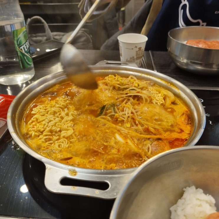  롱패딩찾아 현대시티아울렛  가산점 방문- JVL부대찌개 햄과햄과햄