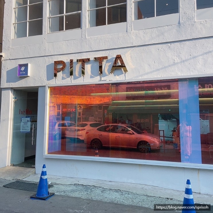  포토존 많고 인생샷은 덤인 힙한카페[카페피타(PITTA)]