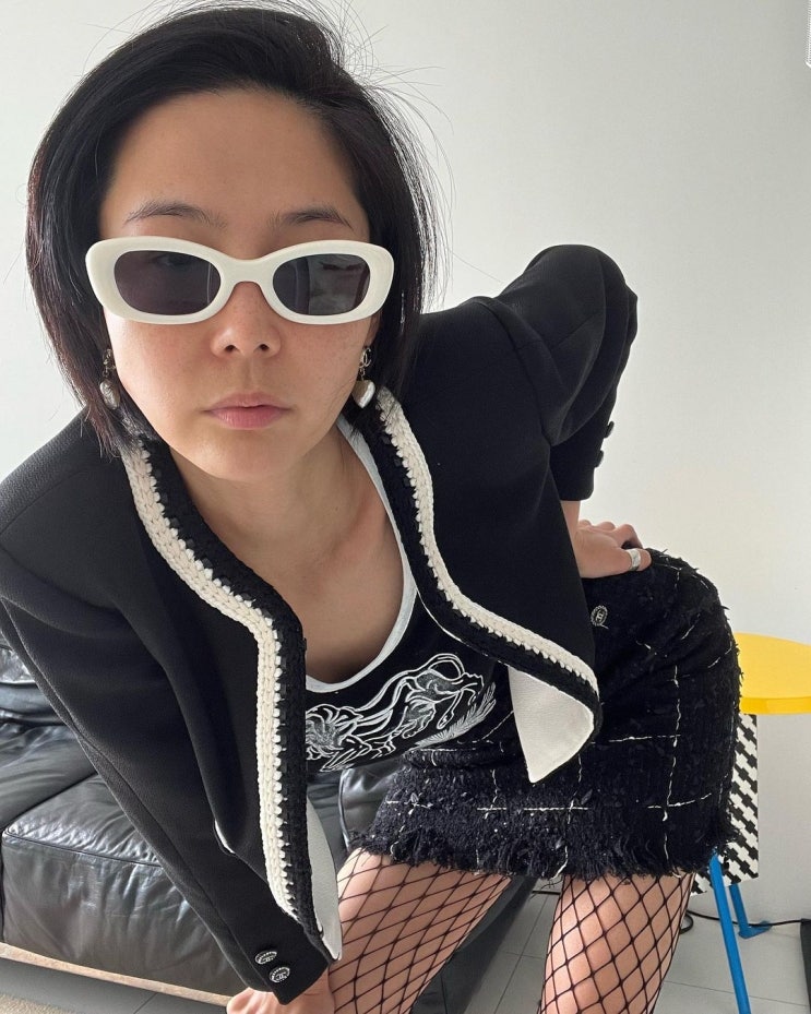 '마이큐' 김나영, 망사 스타킹에 미니스커트 입고 포즈...여기에 선글라스로 남다른 패션