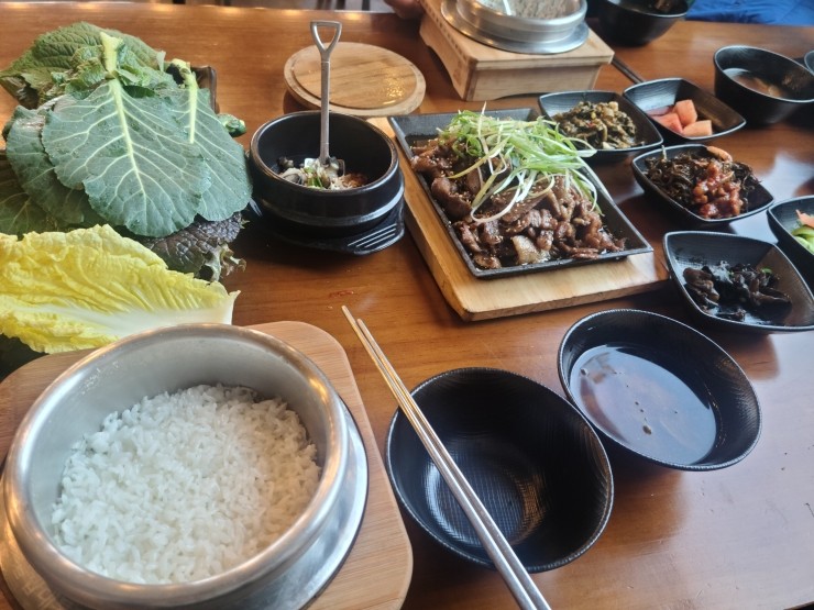  인천시 강화도에서 신선한 야채 듬뿍있는 쌈밥 맛집인 [쌈밥이네] 입니다.