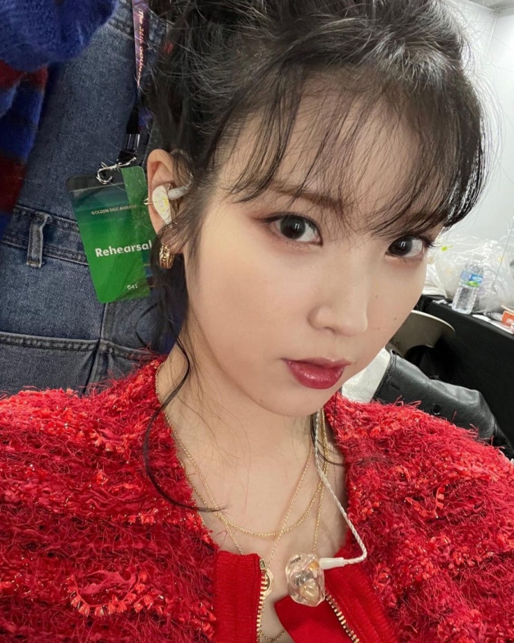 아이유, '셀러브리티'와 '라일락' 묘사하는 의상 통해 20대 마무리 "정말 아름다워" 아이유, '셀러브리티'와 '라일락' 묘사하는 의상 통해 20대 마무리 "정말 아름다워"