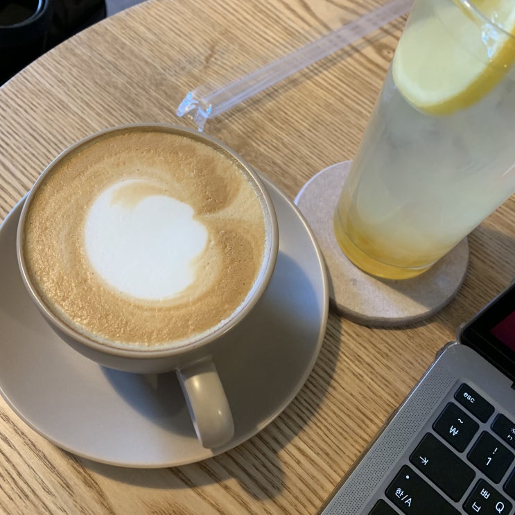 <서울 이수역 카페 맛집> 따뜻하고 분위기 좋은 우드톤 카페, "퍼시브 커피" (8.4) <서울 이수역 카페 맛집> 따뜻하고 분위기 좋은 우드톤 카페, "퍼시브 커피" (8.4)