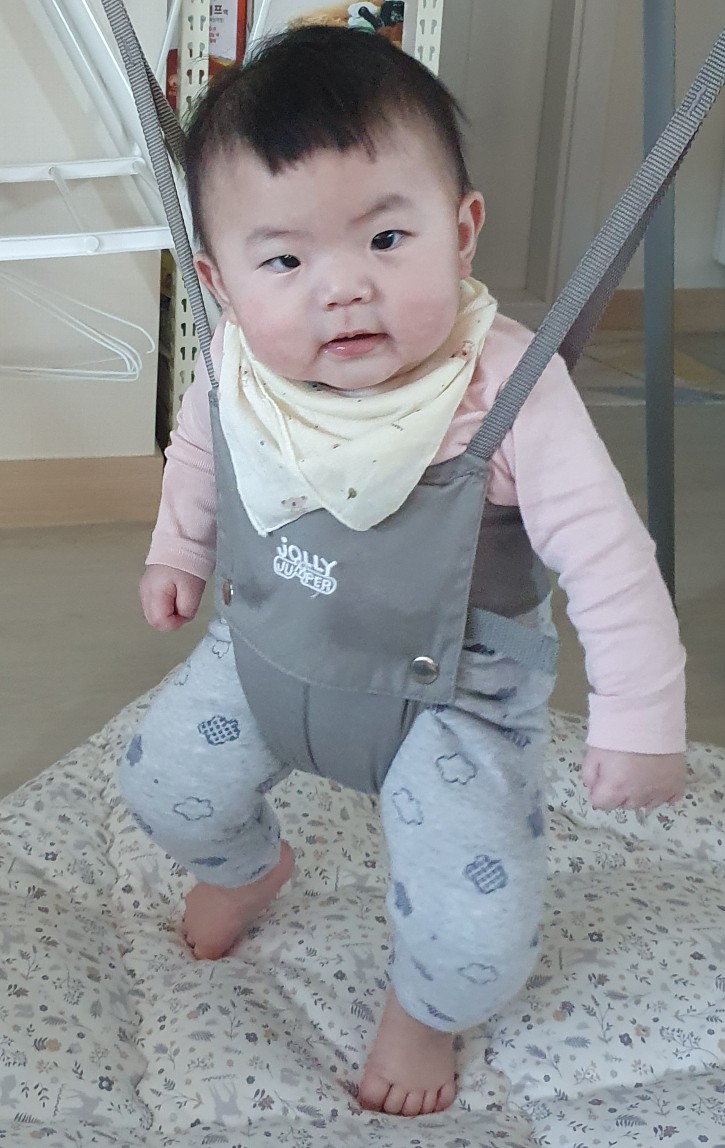  아기가 웃으며 행복하게 점프하는 방법 아이템 장착