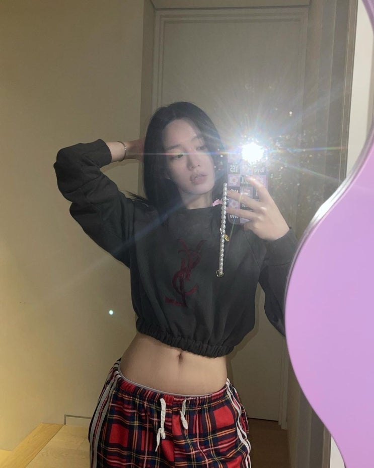 '견미리 딸' 배우 이유비, 허리 라인 드러낸 크롭티 착용 군살 하나 없는 몸매 돋보여 '견미리 딸' 배우 이유비, 허리 라인 드러낸 크롭티 착용 군살 하나 없는 몸매 돋보여