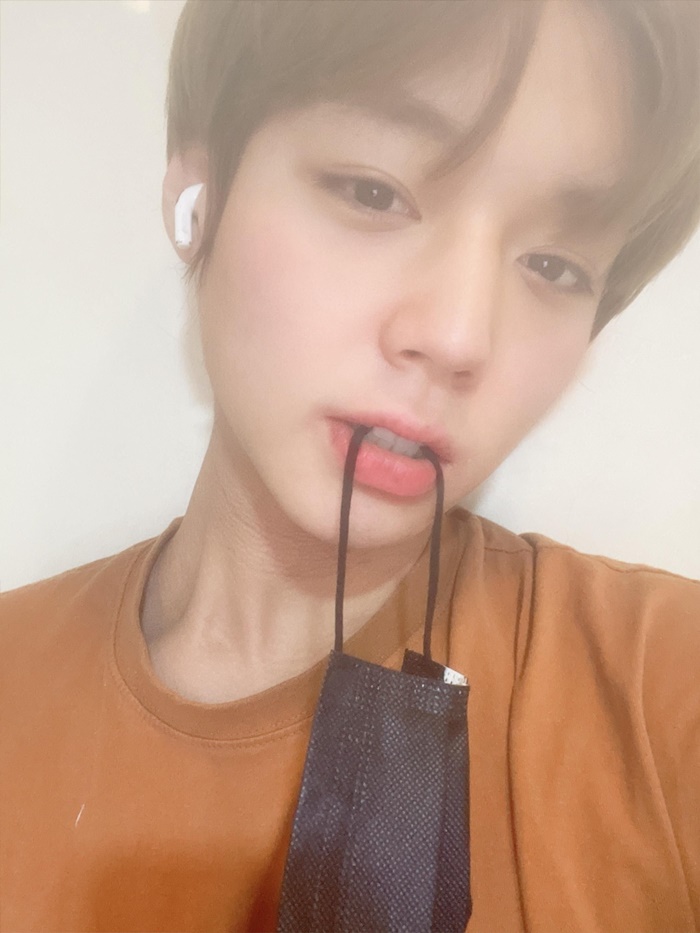 셀카 올렸다가 팬한테 지적받은 박지훈 셀카 올렸다가 팬한테 지적받은 박지훈